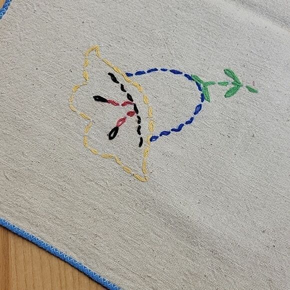 Vintage Linen 29" X 30" Embroidered Tablecloth & Four Napkin Set 1950s - Picture 6 of 7